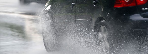 วิธีดูแลรถยนต์ที่คุณรักในฤดูฝน